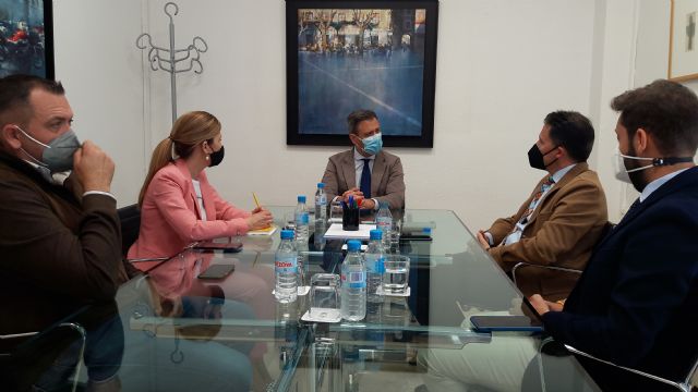 Fulgencio Gil se reúne con el consejero de Presidencia para conocer los avances en la tramitación del Segundo Plan de Rescate a hosteleros y sector turístico