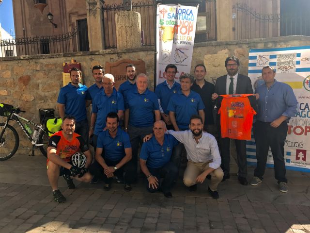 21 deportistas recorrerán de manera ininterrumpida y por relevos durante cinco días los 1.143 kilómetros que separan Lorca de Santiago de Compostela