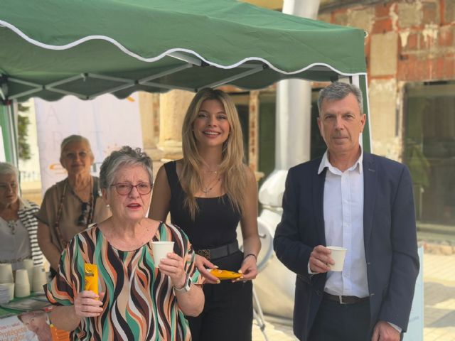 El Ayuntamiento reparte cremas fotoprotectoras y agua fría para concienciar a los lorquinos sobre los golpes de calor y las quemaduras solares