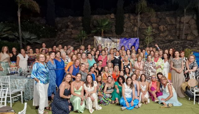 Más de un centenar de mujeres azules pertenecientes a la Asociación de Nuestra Señora de los Dolores se reúnen en su tradicional cena de verano celebrada en Águilas