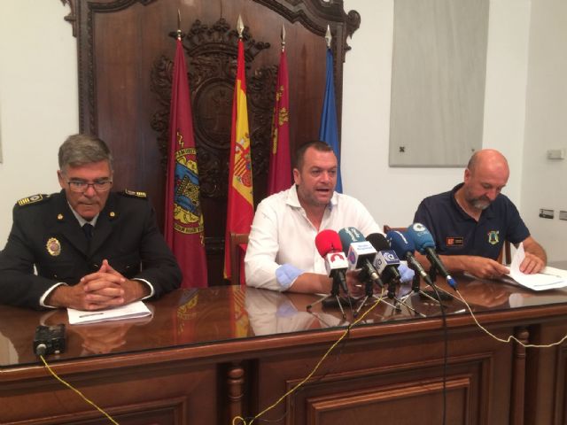 Las campañas de concienciación y la colaboración ciudadana hacen que Lorca disfrute de un verano tranquilo en sus playas