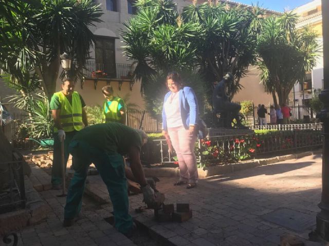 Los beneficiarios del Programa de Fomento de Empleo Agrario realizarán obras de mejora en los jardines y en la escultura de la Plaza de la Bordadora
