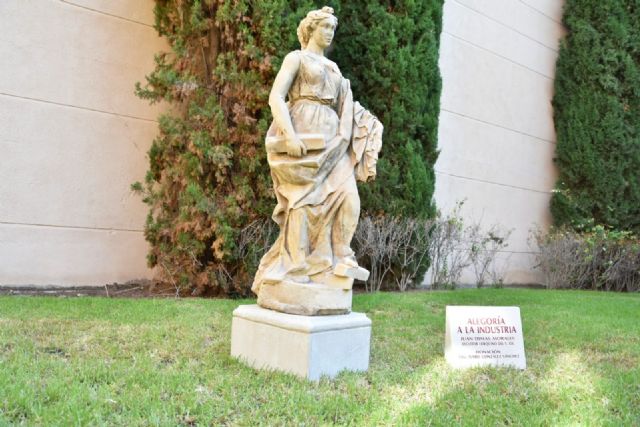 La concejalía de Cultura instala en el jardín del Huerto Ruano la escultura del lorquino Juan Dimas Morales titulada 'Alegoría de la Industria'