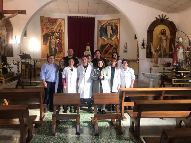 La iglesia de San Nicolás de Bari de Avilés estrena 24 nuevos bancos de madera de pino elaborados por el Taller de Carpintería  de la Concejalía de Desarrollo Local