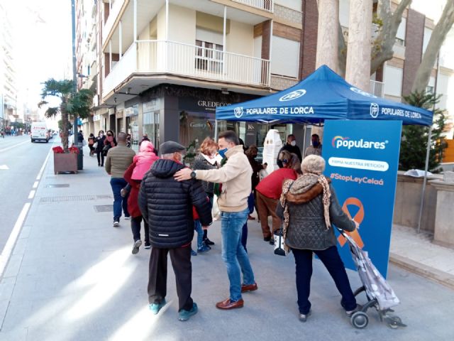 PP: Extraordinaria acogida en Lorca a la campaña en defensa de la libertad educativa y en contra de la ley del PSOE