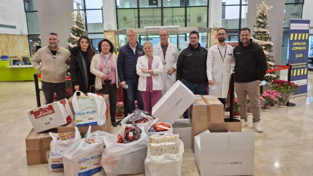 El Hospital Rafael Méndez celebra el Día de Reyes con una iniciativa solidaria junto al CF Lorca Deportiva y empresas locales