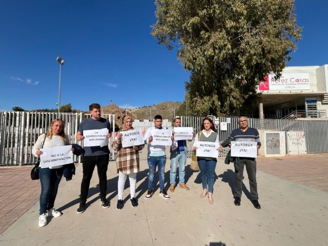 El PSOE apoya a las familias del IES Bartolomé Pérez Casas y exige a López Miras que dote de servicio de transporte escolar a este centro educativo