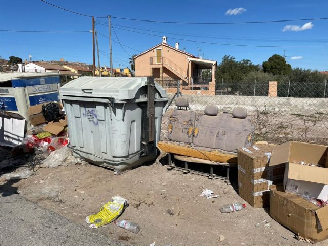 Vecinos de Campillo denuncian la suciedad acumulada en su pedanía