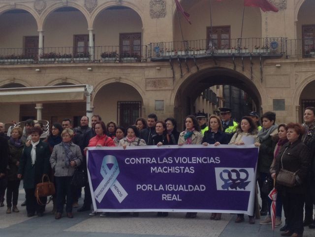 La Directora General de la Mujer de la Comunidad Autónoma se suma a la concentración mensual contra la violencia de género
