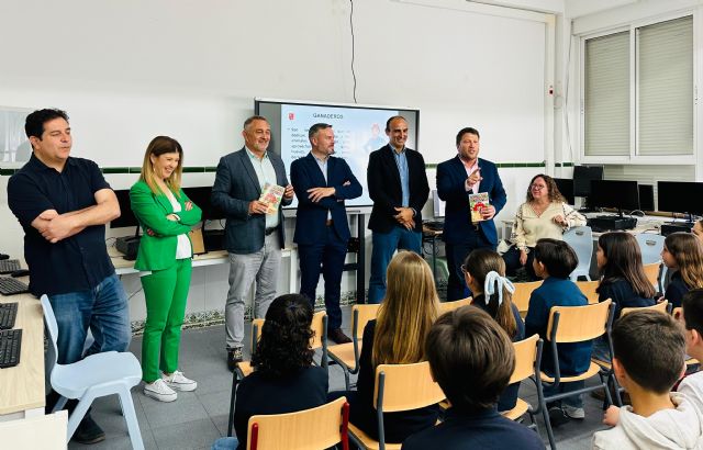 Cerca de 1.000 escolares lorquinos aprenden el trabajo que se realiza en las granjas de la mano de un cómic