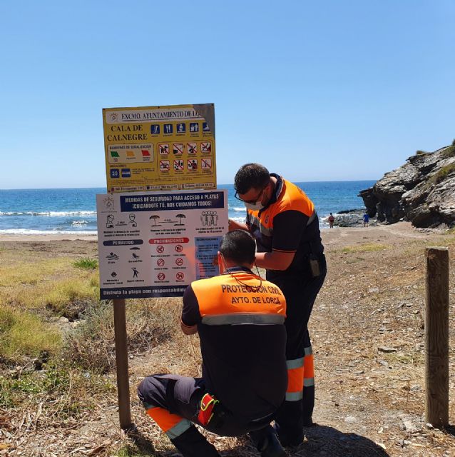 Colocan carteles informativos con las medidas sanitarias establecidas para evitar contagios por coronavirus en las playas de Puntas de Calnegre