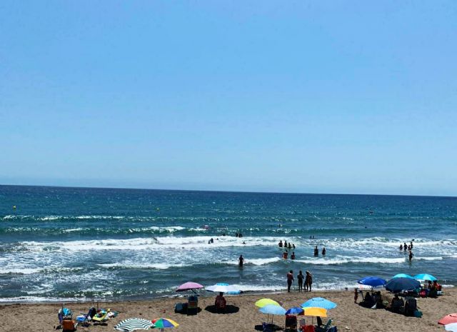Los efectivos del Dispositivo de Vigilancia y Salvamento en Playas del Ayuntamiento de Lorca rescatan a dos bañistas en la Cala de Calnegre