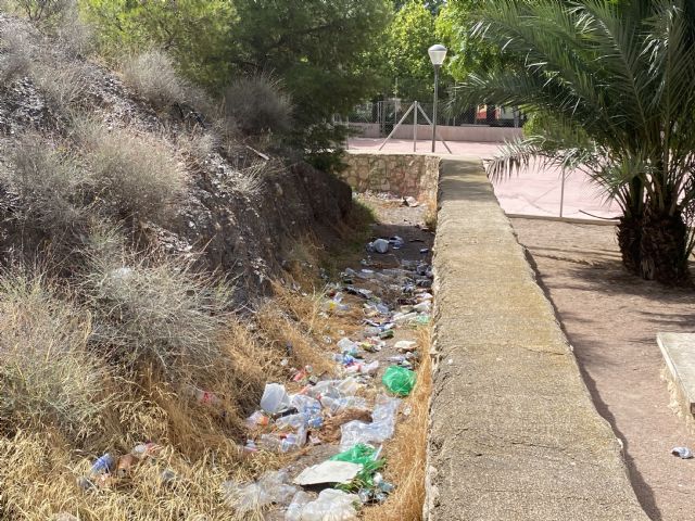 El barrio de Los Ángeles sumido en el abandono y la suciedad debido a la nefasta gestión y las promesas incumplidas de Fulgencio Gil y su equipo de Gobierno