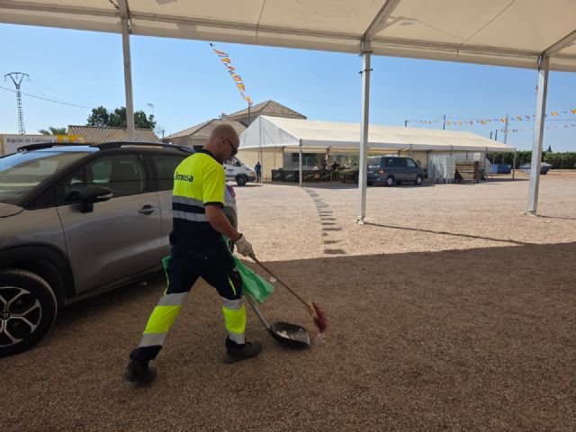 LIMUSA refuerza los servicios de limpieza en pedanías y espacios turísticos para atender el incremento de población en estos enclaves durante el verano