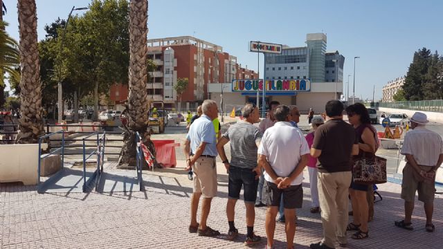 El PSOE alerta que la falta de aparcamiento terminará pasando factura a los comercios de Alameda de Cervantes