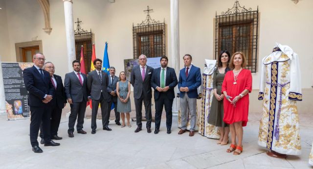 Fernando López Miras recibe al presidente del Paso Blanco de Lorca y miembros de su junta directiva