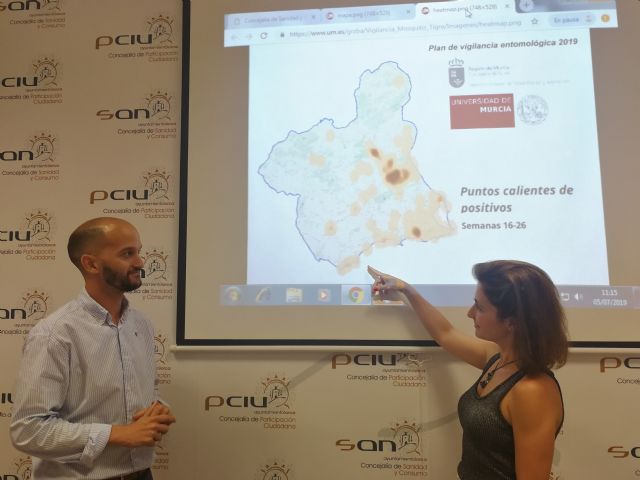 El Ayuntamiento de Lorca realiza labores de fumigación para evitar la proliferación de mosquitos en el barrio de La Viña