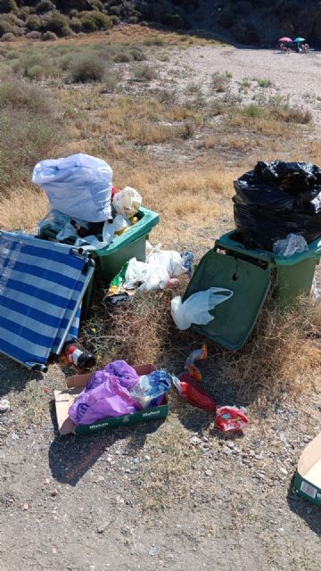 La coalición de Izquierdas (IU+P+AV) denuncia la acumulación de basuras en las playas de Calnegre