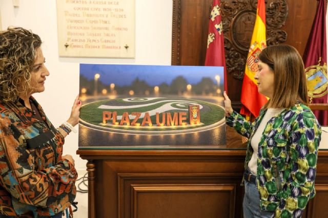Continúan los trabajos de adecuación en la rotonda de acceso a Lorca desde la carretera de Murcia dedicada a la UME
