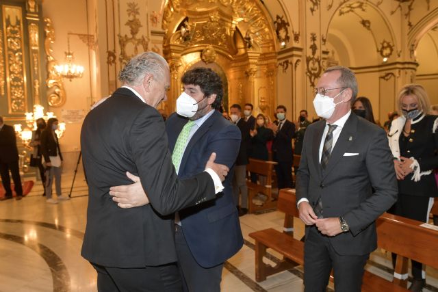 López Miras preside el acto de entrega del nombramiento de Lázaro Soto como presidente de honor del Paso Blanco