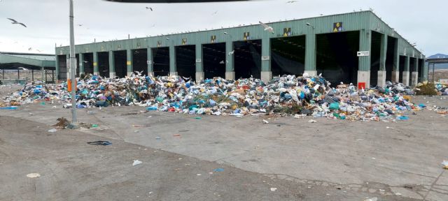 Toneladas de residuos acumulados en el CGR demuestran la ineficaz gestión de Fulgencio Gil en la empresa municipal de limpieza