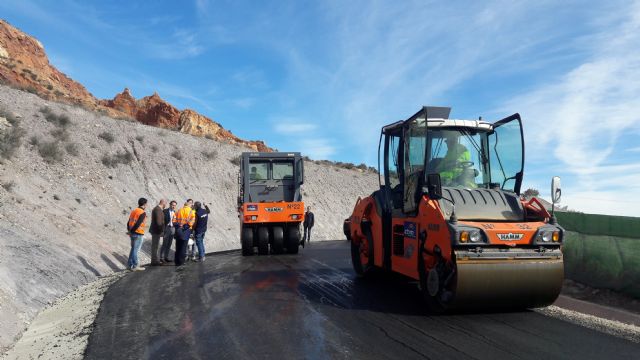 Las obras de mejora del vial de acceso al Castillo desde el barrio de San José se encuentran en su tramo final con el asfaltado de la carretera de Murviedro