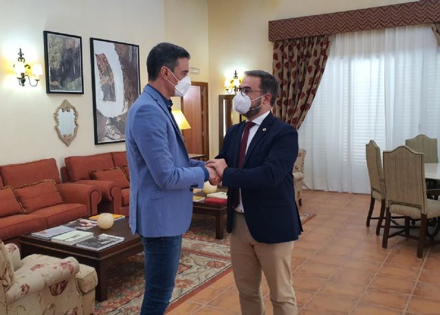 El alcalde de Lorca y el presidente del Gobierno de España mantiene un encuentro en el que ambos han condenado rotundamente los actos violentos ocurridos el pasado lunes en el Pleno Municipal