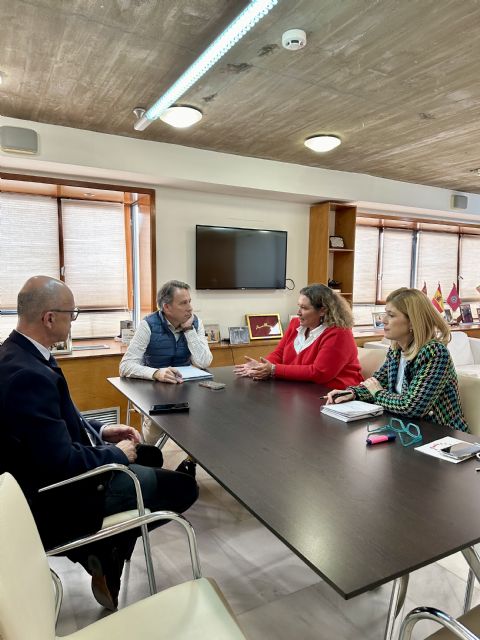 El alcalde recibe en el Ayuntamiento a la abogada Elisa Campoy-López, recientemente nombrada decana del Colegio de Abogados de Lorca