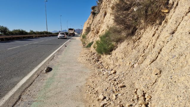 El PSOE de Lorca denuncia el lamentable estado de abandono del carril bici de la Avenida Fuerzas Armadas
