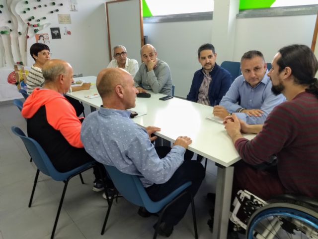 IU y la FAMPA coinciden en suprimir el distrito único educativo para acabar con los 'guetos escolares'