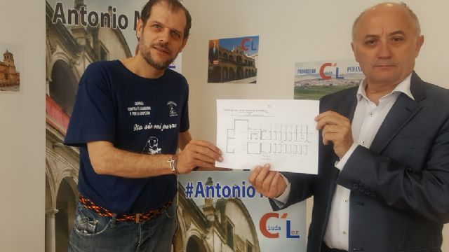 Antonio Meca presenta a José Antonio Llamas, responsable de la asociación Faunasol  y del proyecto de  Ciudalor  para la creación de un albergue de animales