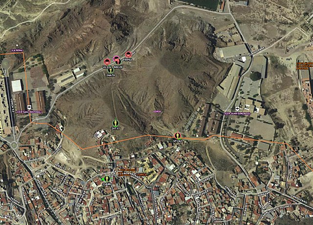 Incendio de matorral en un cerro junto al barrio de San Cristóbal