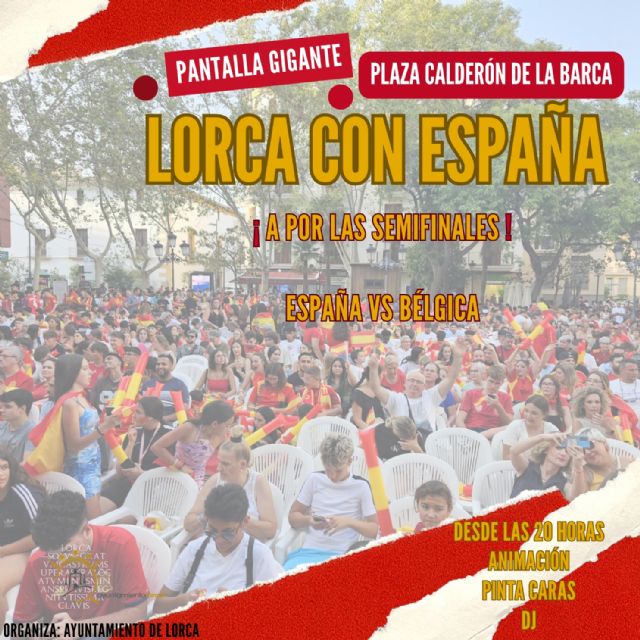 Una pantalla gigante en la plaza de Calderón de la Barca para vivir el partido de la Selección Española de cuartos de final del Mundial