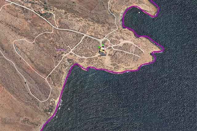 El conductor de una scooter resulta accidentado en el acceso a Cala Blanca