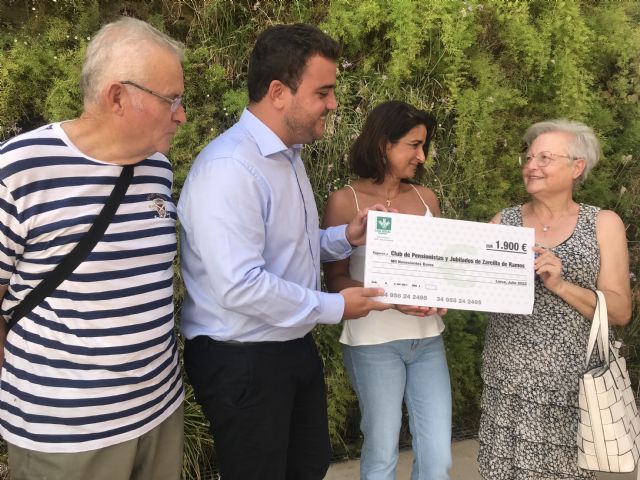 La Asociación del mayor de Zarcilla de Ramos recibe 100 sillas gracias a la Fundación Caja Rural de Granada