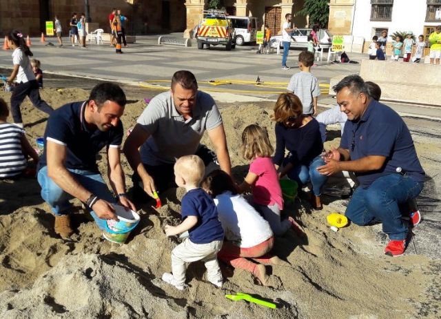 Centenares de peques y mayores se divierten al aire libre con la Jornada de Juegos Populares y castillos de arena de los Juegos