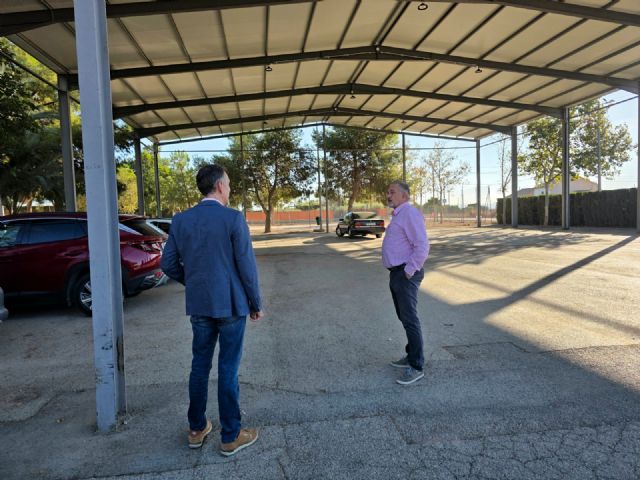 El pabellón multiusos de Cazalla incorpora nuevo cerramiento, pavimentación e iluminación eficiente