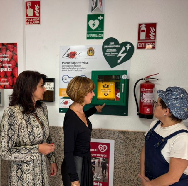 El Ayuntamiento de Lorca mantiene su compromiso con la seguridad e instala un desfibrilador en la plaza de abastos de la Alameda de Cervantes