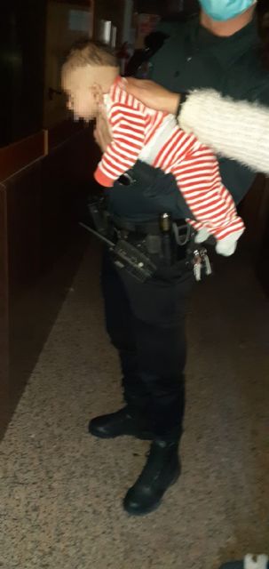 La Policía Local de Lorca salva la vida a un bebé de dos meses que se encontraba en situación de ahogamiento debido a la obstrucción de sus vías respiratorias