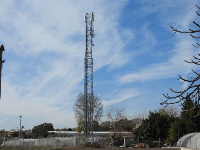 Malestar vecinal por una antena de telefonía de 26 metros de alto en la Vereda de la Palma