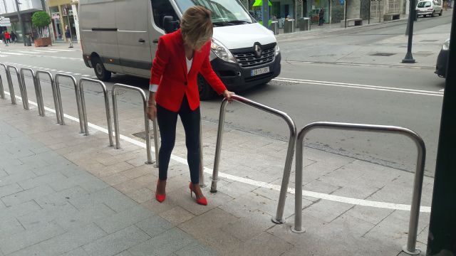 El 'carril chapuza' forzado por el PSOE sobre la acera de Juan Carlos I ya ha provocado varios accidentes y la petición vecinal para su supresión inmediata