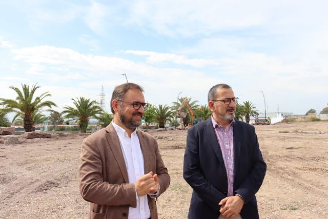 El alcalde en funciones visita las obras de urbanización de los terrenos de la antigua subestación eléctrica de La Viña donde se construirá, entre otros, un nuevo hipermercado