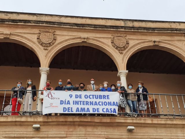 Lorca conmemora el Día Internacional de las Amas de Casa con la colocación de una pancarta en el balcón del Ayuntamiento