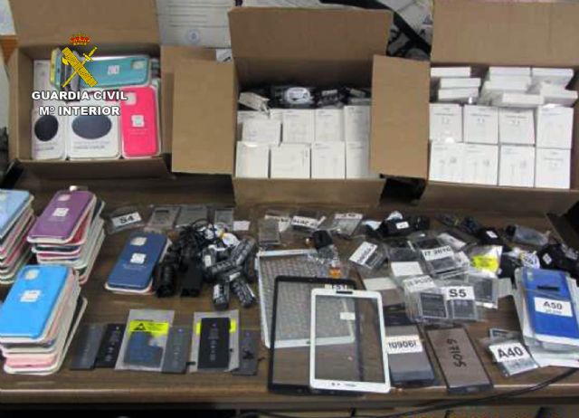 La Guardia Civil se incauta de más de 300 accesorios para teléfonos móviles falsificados en un comercio de Lorca
