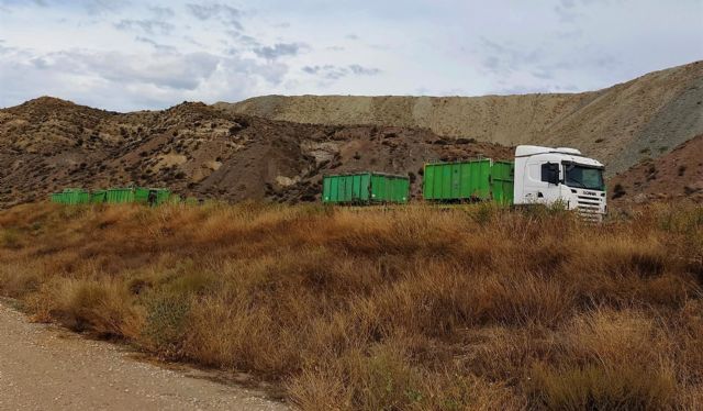Decenas de grandes contenedores con animales muertos se acumulan en el paraje La Serrata