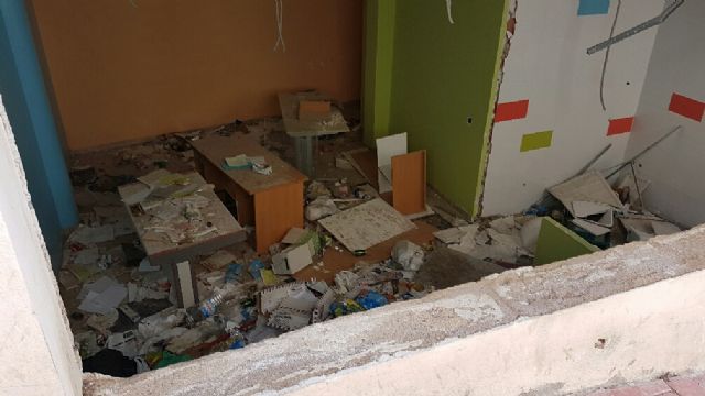 El PSOE exige la limpieza y tapiado del antiguo local de ASPROSOCU convertido en un nido de basura y roedores, en pleno barrio de San Pedro