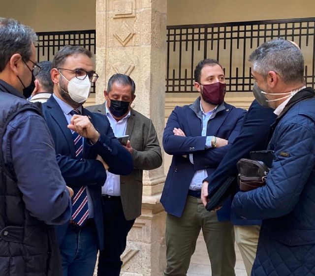 El equipo de Gobierno mantendrá la moción sobre distancias con granjas porcinas y acuerda con el sector trabajar conjuntamente en la tramitación del expediente