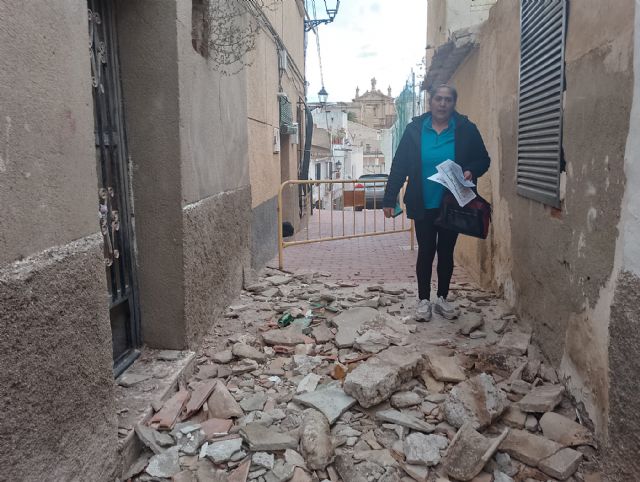 IU-Verdes-Lorca denuncia el estado de peligrosidad de un inmueble en la calle Abellán del barrio de San Pedro