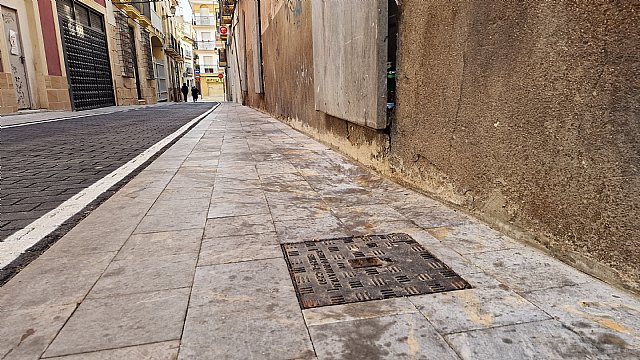 El PSOE denuncia por tercera vez la suciedad en la calle Núñez de Arce y exige soluciones a Fulgencio Gil