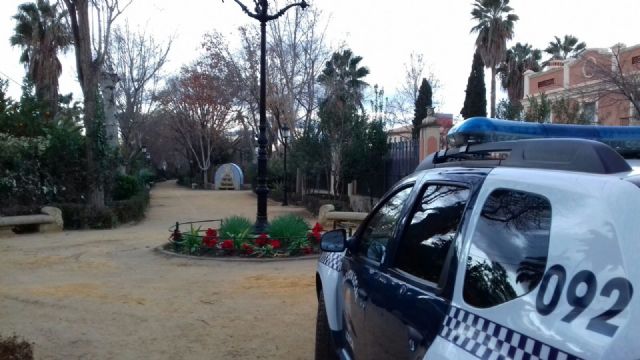 Interceptado por agentes de la Policía Local un individuo que había fracturado la ventanilla de un coche estacionado en la Alameda de Cervantes para robar en su interior